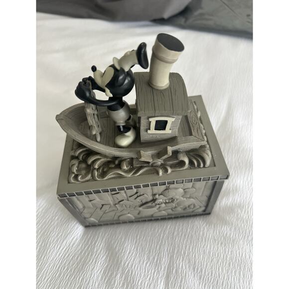 Steamboat Willie Disney Showcase Collection Mickey Mouse Figure Box - Picture 2 of 5